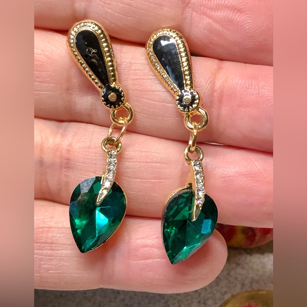 Pretty emerald green earrings -dangles-made by me Nwot
